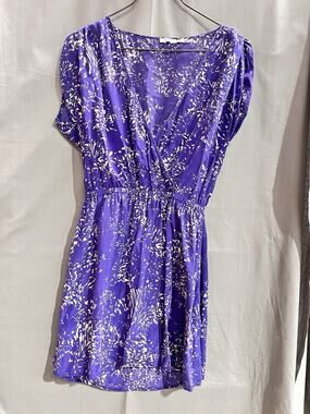 Kimchi Blue brand purple and white floral faux-wrap mini dress Size Small TG2097